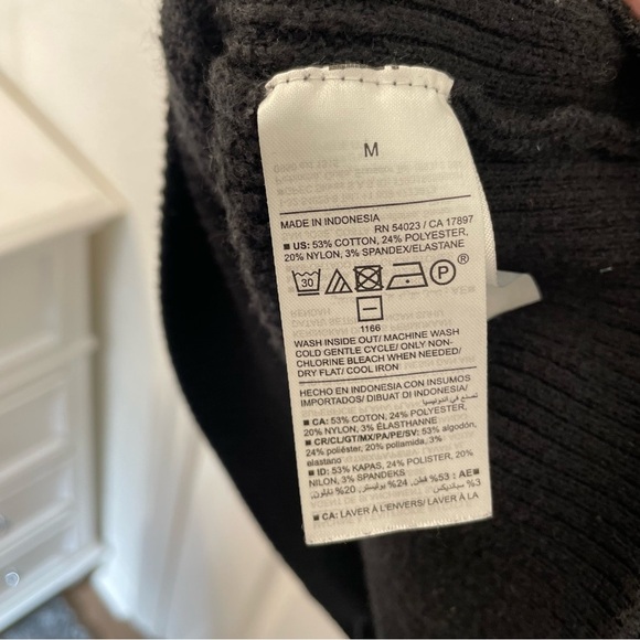 Old Navy Women's Charcoal V-Neck Sweater - Picture 4 of 4